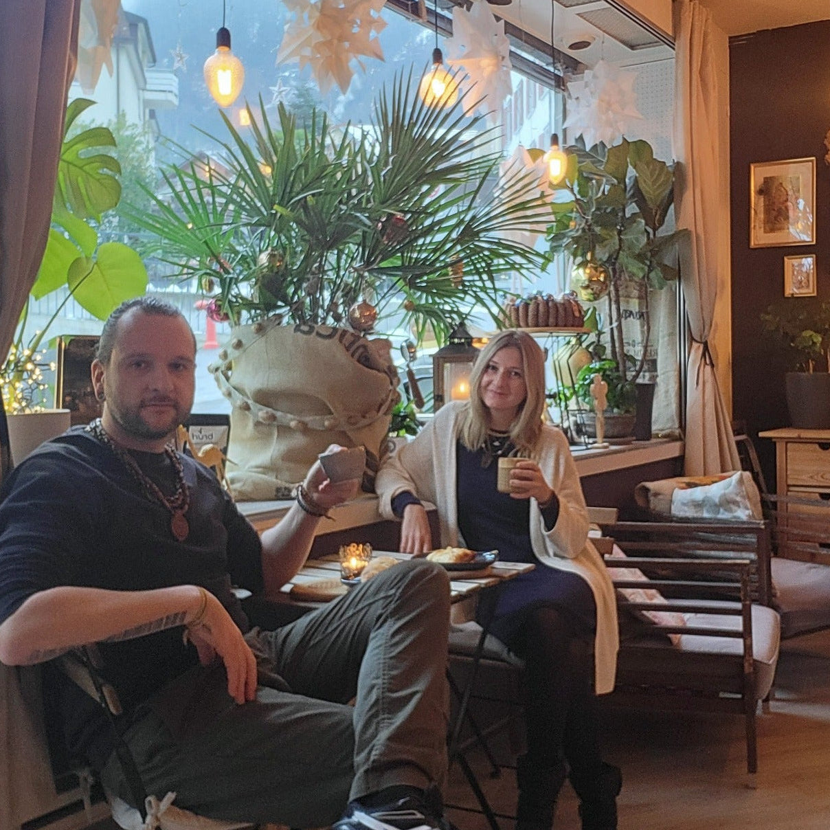 Stepan und Olga im Café